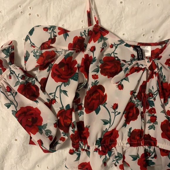 Blouse with red flower pattern - Picture 2 of 2